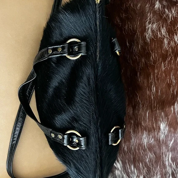 Sophisticated Black Cow Hide Shoulder Bag with Leather crossbody strap - Picture 3 of 4